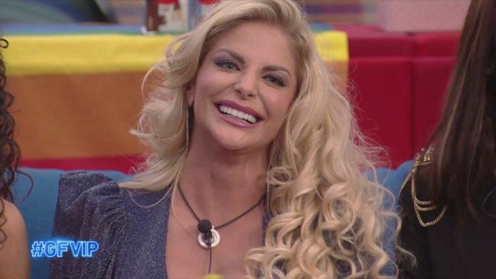 GF Vip, Francesca Cipriani perde un dente, e la showgirl ci scherza: “Ho i denti finti, qui di vero non c’è nulla!” | Video Mediaset Francesca Cipriani