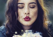 Guida Astrologica per Cuori Infranti con Claudia Gusmano e Michele Rosiello su Netflix Guida Astrologica per Cuori Infranti su Netflix