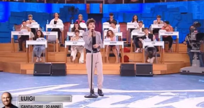 Amici 21, Luigi canta Tondo di Enrico Nigiotti, sui social piovono critiche | Video Witty Tv Luigi canta Muro