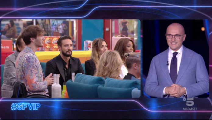 GF Vip: Manuel al piano canta “Sogni appesi” di Ultimo. Commozione per i concorrenti | Video Mediaset Manuel al pianoforte