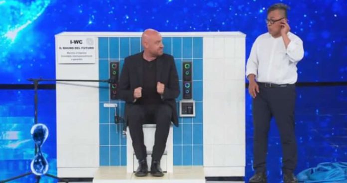 Rudy Zerbi si siede su i WC a Tu si que vales 2021: doccia gelata per lui | Video Witty Tv Rudy Zerbi sul water