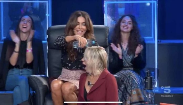 Tu si que vales 2021, giudici: una edizione ricca di scherzi e ilarità | Video Witty Tv Sabrina Ferilli bagna Maria De Filippi