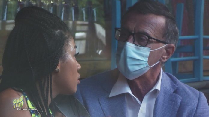 Lo Scherzo a Michele Cucuzza a Scherzi a Parte 2021. La donna vittima di un borseggio! | Video Mediaset Scherzo Michele Cucuzza