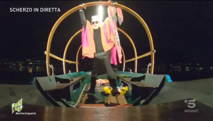 Lo scherzo in diretta a Cristiano Malgioglio a Scherzi a parte 202. “Quel ramo del lago di Como” | Video Mediaset Scherzo a Malgioglio