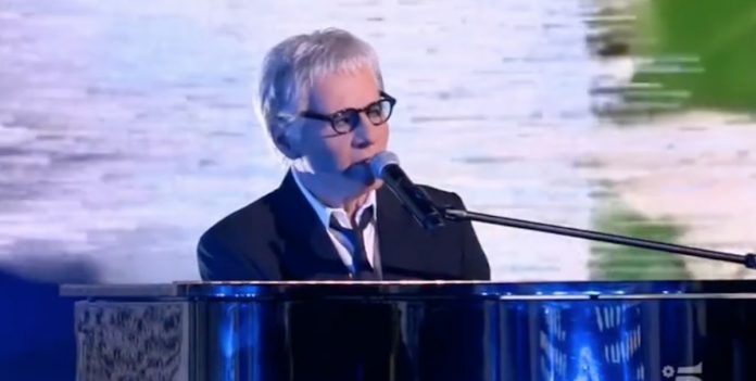 Star in the Star, la vera “identità” dietro la maschera di Claudio Baglioni era Luca Laurenti | Video Mediaset Star in the star claudio baglioni luca laurenti