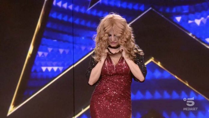 Star in the Star, la vera “identità” dietro la maschera di Mina era Lola Ponce | Video Mediaset Star in the star mina