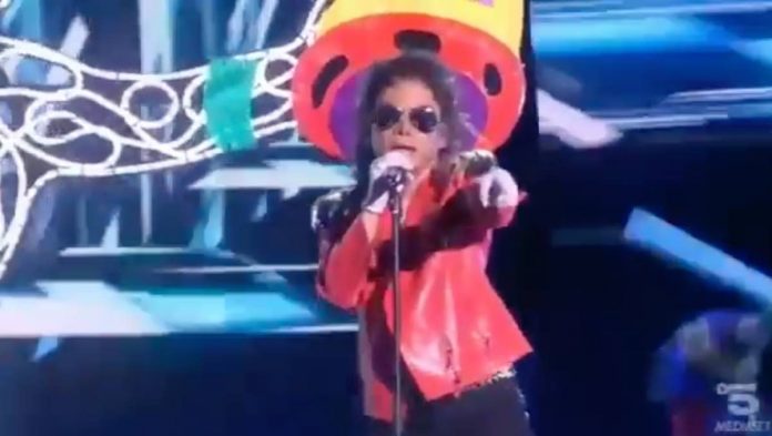 Star in the Star, la vera “identità” dietro la maschera di Michael Jackson era Alexia | Video Mediaset Stra in The Star