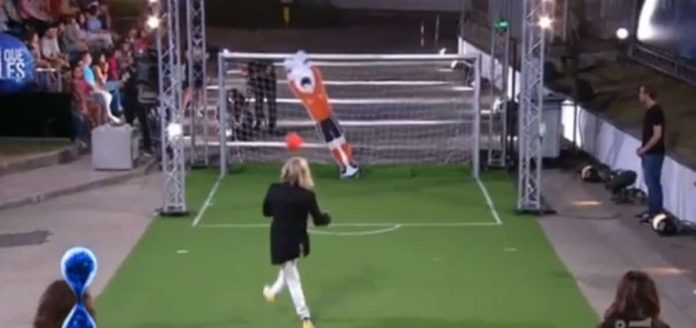 Tu si que vales 2021, Maria De Filippi batte anche i robot: il goal | Video Witty Tv Tu si que vales 2021 Maria De Filippi goal