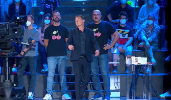 Tu si que vales 2021: i giudici e il lancio del nocciolo di ciliegia con la bocca | Video Witty Tv Tu si que vales 2021 lancio nocciolo ciliegia