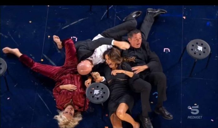 Tu si que vales 2021: Maria, Sabrina, Teo e Rudy cadono per terra, prova fallita | Video Witty Tv Tu si que vales 2021 giudici a terra