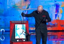 Tu si que vales, Renald Zapata dipinge il ritratto di Sabrina Ferilli con il signor Z | Video Witty Tv Tu si que vales, Renald Zapata dipinge il ritratto di Sabrina Ferilli