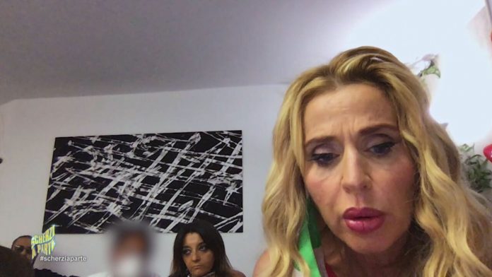 Lo Scherzo a Valeria Marini a Scherzi a Parte 2021. Una bambola per bambini o per adulti? | Video Mediaset Valeria Marini scherzo