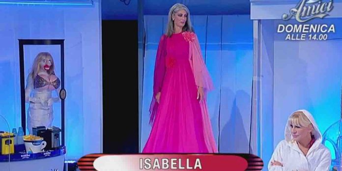 Uomini e Donne: la sfilata di Isabella bocciata da Armando “sei agghiacciante”, ma Tina… | Video Witty Tv sfilata Isabella a Uomini e Donne