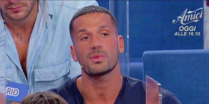 Uomini e Donne, Luca sempre più lontano da Roberta: lei in esterna da sola | Video Witty Tv Luca, corteggiatore Roberta a Uomini e Donne