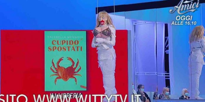 Uomini e Donne, Tina e il siparietto della posizione della mummia rifatta in studio | Video Witty Tv mummia aerea a Uomini e Donne