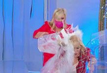 Uomini e donne, “come ti seduco”: la sfilata di Gemma “car wash girl” con tanto di gavettone di Tina | Video Witty Tv gemma sfilata a Uomini e Donne