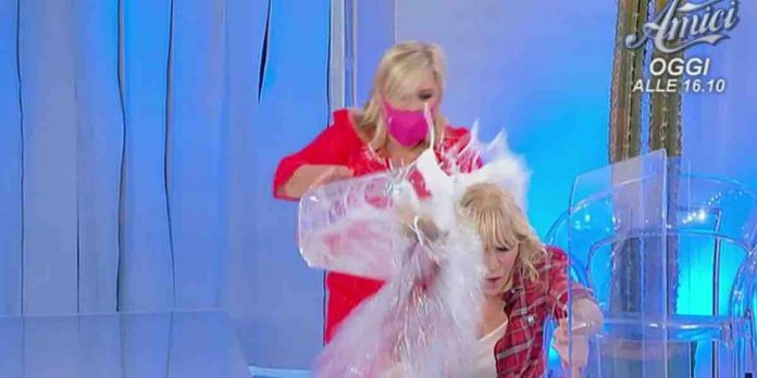 Uomini e donne, “come ti seduco”: la sfilata di Gemma “car wash girl” con tanto di gavettone di Tina | Video Witty Tv gemma sfilata a Uomini e Donne