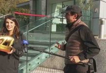 Tapiro d’oro ad Elisabetta Canalis: la consegna a Striscia La Notizia | Video Mediaset Tapiro d'oro a Elisabetta Canalis a Striscia La Notizia