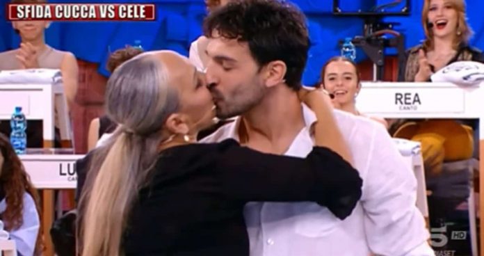 Bacio tra Alessandra Celentano e Raimondo Todaro ad Amici 21: l’esibizione | Video Witty Tv Bacio Celentano Todaro ad Amici 21