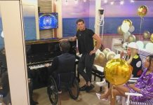 GF Vip, il “concerto” di Manuel Bortuzzo alla cena nella nave dell’amore con alcuni Vip | Video Mediaset Bortuzzo al piano