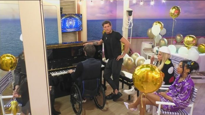 GF Vip, il “concerto” di Manuel Bortuzzo alla cena nella nave dell’amore con alcuni Vip | Video Mediaset Bortuzzo al piano