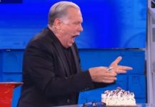 Garrison Rochelle ad Amici 21: festeggia il 66esimo compleanno e si brucia con la candelina | Video Witty Tv Garrison Rochelle si brucia con la candelina