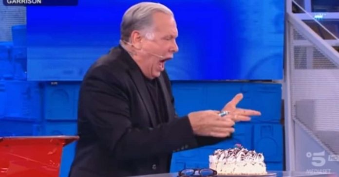 Garrison Rochelle ad Amici 21: festeggia il 66esimo compleanno e si brucia con la candelina | Video Witty Tv Garrison Rochelle si brucia con la candelina