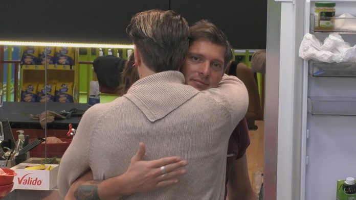 GF Vip, un abbraccio di distensione tra Alex Belli e Aldo Montano: pace fatta? | Video Mediaset Pace tra Aldo e Alex