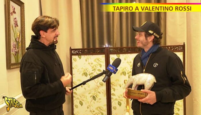 Tapiro d’oro a Valentino Rossi a Striscia la Notizia: “Smettere era la scelta giusta” | Video Mediaset Valentino Rossi a Striscia la Notizia tapiro d'oro