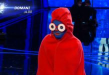 Sabrina Ferilli a Tu si que vales: con Giovannino finisce a calzini in faccia | Video Witty Tv Giovannino di Tu si que vales 2021?