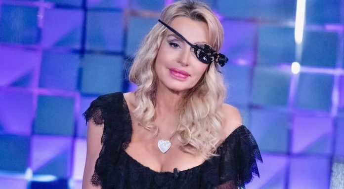 Valeria Marini a Verissimo: dall’intervento all’occhio al ricordo di Rossano Rubicondi | video Mediaset Valeria Marini a Verissimo