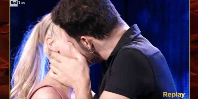 Bacio fra Arisa e Vito Coppola a Ballando con le Stelle