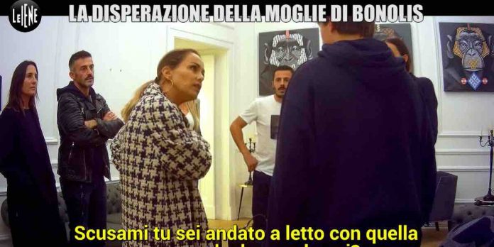 Scherzo Sonia Bruganelli a Le Iene: la moglie di Paolo Bonolis scopre che il figlio Davide vende i casting | Video Mediaset Scherzo Sonia Bruganelli a Le Iene
