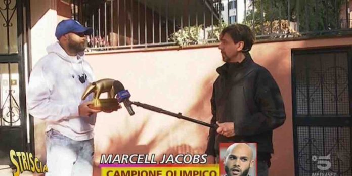 Tapiro d’oro a Marcell Jacobs: la consegna a Striscia La Notizia | Video Mediaset tapiro Marcell Jacobs a Striscia la notizia