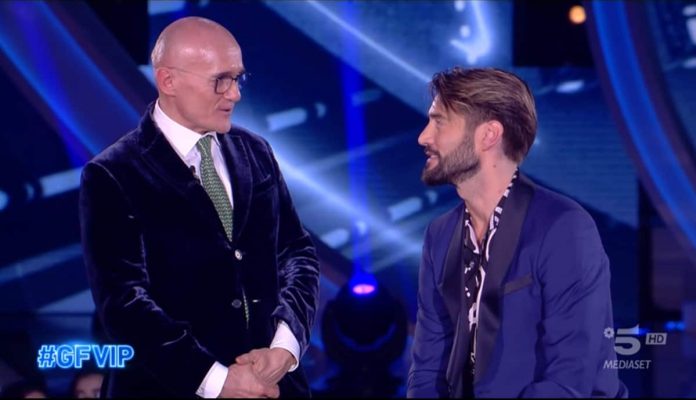 GF Vip, Alex Belli squalificato dal programma arriva in studio. Piovono critiche sull’attore | Video Mediaset Alex Belli in studio
