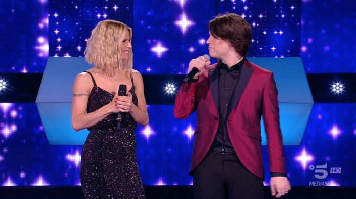 All Together Now, Michelangelo Falcone canta “Ti scatterò una foto” | Video Mediaset All Together Now