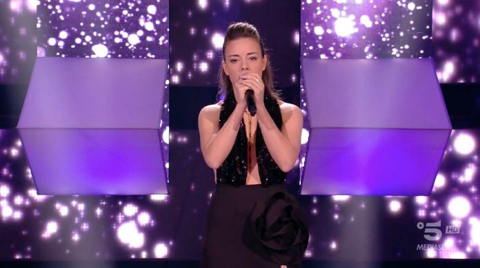 All Together Now, Jalisse Bascià canta “Spalle al muro” | Video Mediaset All Together Now