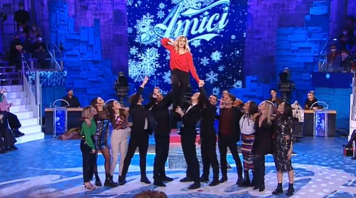 Amici 21: Lorella Cuccarini canta e balla la canzone di Natale con il Pagante | Video Witty Tv Amici 21 Lorella Cuccarini canta