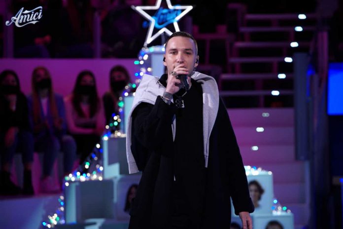 Briga ad Amici 21 canta Lunga vita: il rapper entra con la vecchia felpa e Maria gliela ruba | Video Witty Tv Briga ad Amici 21