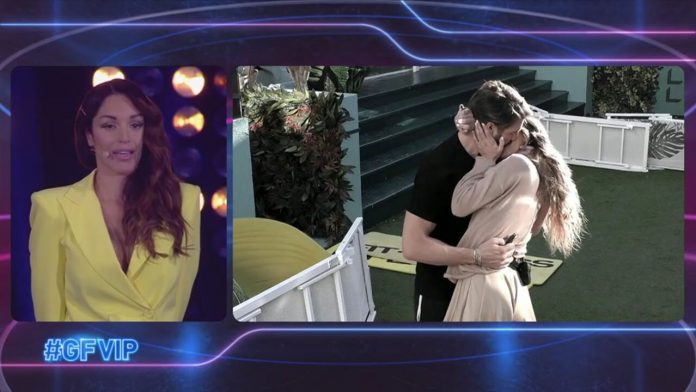 GF Vip, Alex Belli e Soleil Sorge: bacio passionale in giardino. La decisione di Delia Duran | Video Mediaset Delia Faccia a faccia con Alex