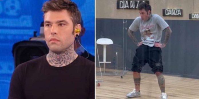 Fedez ad Amici 21: giudica i cantanti, canta e balla mentre la Celentano conta | Video Witty Tv Fedez ad Amici 21
