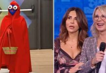 Giovannino ad Amici 21 torna ad importunare Sabrina Ferilli: canta con lei e balla con Maria De Filippi Giovannino ad Amici 21