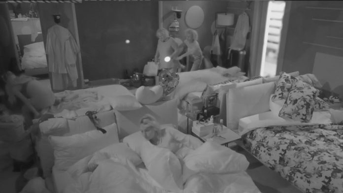 Katia Ricciarelli finge di essere sonnambula al Grande Fratello Vip: “Ciuffy, dove sei?” | Video Mediaset Katia RIcciarelli Scherzo