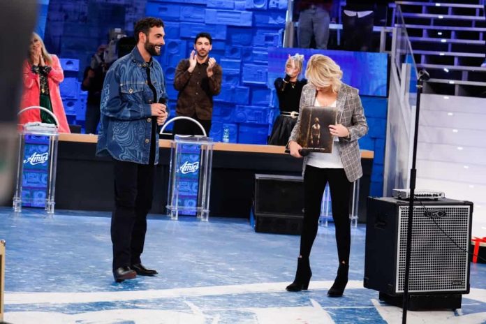 Marco Mengoni ad Amici 21: Rudy Zerbi ne approfitta per uno scherzo alla Pettinelli | Video Witty Tv Marco Mengoni ad Amici 21