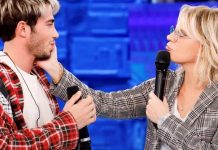 Riki ad Amici 21 canta Scusa: il nuovo singolo e la reazione di Maria De Filippi | Video Witty Tv Riki ad Amici 21