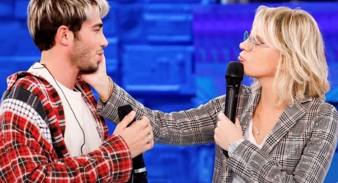 Riki ad Amici 21 canta Scusa: il nuovo singolo e la reazione di Maria De Filippi | Video Witty Tv Riki ad Amici 21