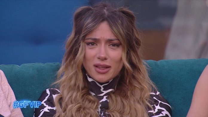 GF Vip, Soleil Sorge triste e in lacrime dopo uscita di Alex Belli con la moglie: “Corn*ti e felici” | Video Mediaset Soleil in lacrime