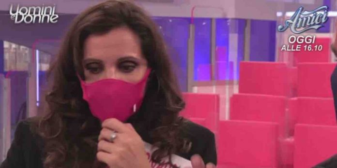 Uomini e Donne, il triangolo Andrea, Bernarda e Biagio: tensione in studio | Video Witty Tv Bernarda a Uomini e Donne