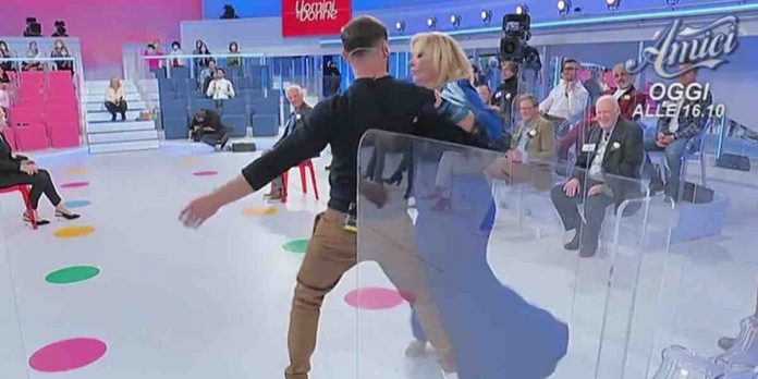 Tina vs Gemma: sfida di ballo a Uomini e Donne. Chi ha vinto? | Video Witty Tv Tina e Gemma come Olivia Newton John in Grease
