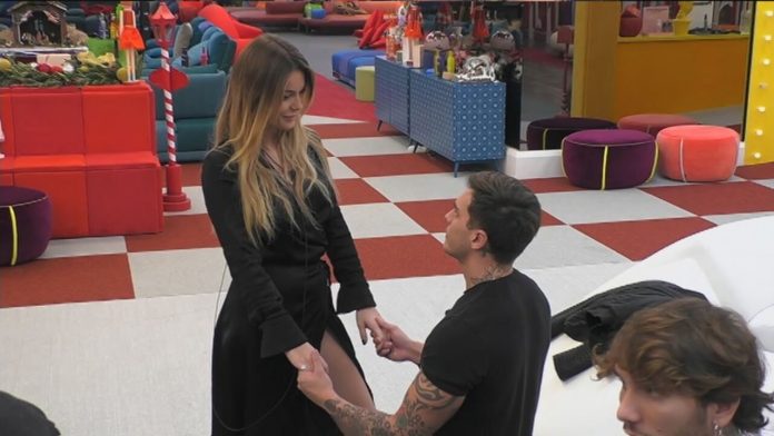 GF Vip, la proposta di fidanzamento di Alessandro Basciano a Sophie Codegoni | Video Mediaset Alessandro e Sophie proposta di fidanzamento